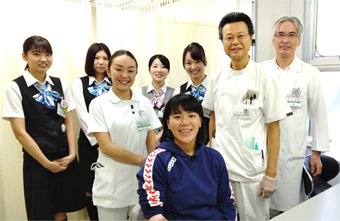 深川クリニックのスタッフと一緒に 